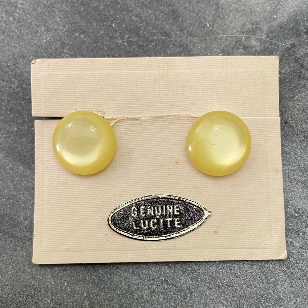 Vintage Japan Moonglow Lucite Clip On Earrings - Picture 5 of 5